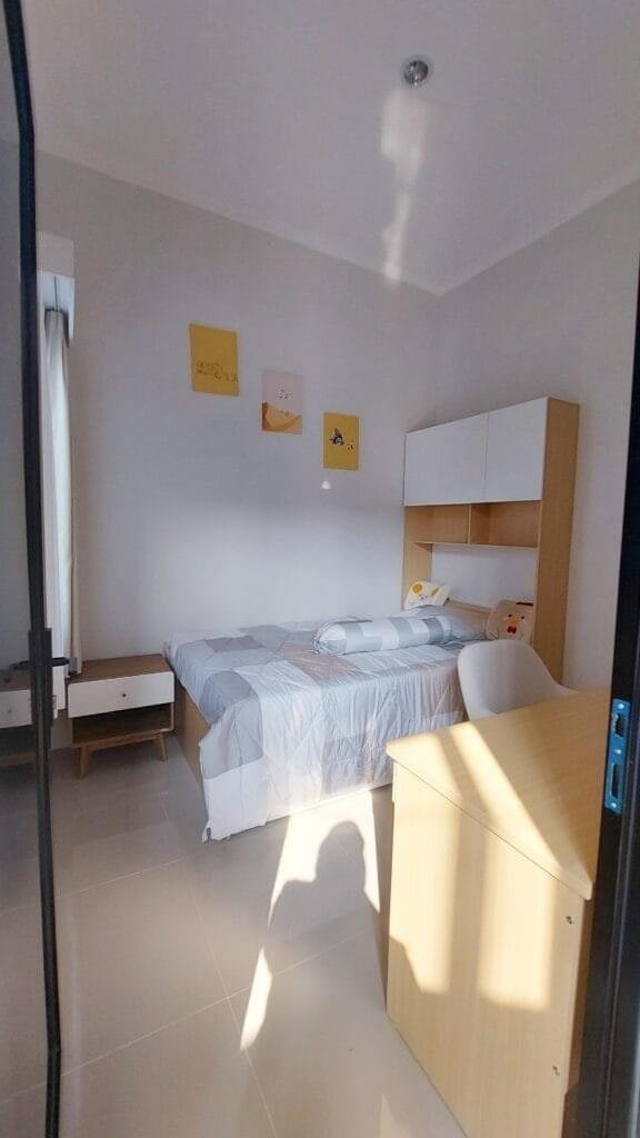 Desain interior tempat tidur modern gratis full set pada rumah siap huni Achieva Milenial di Babelan