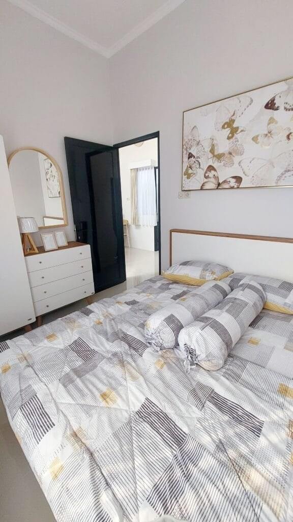 Desain interior ruang Tidur modern gratis full set pada rumah siap huni Achieva Milenial di Babelan